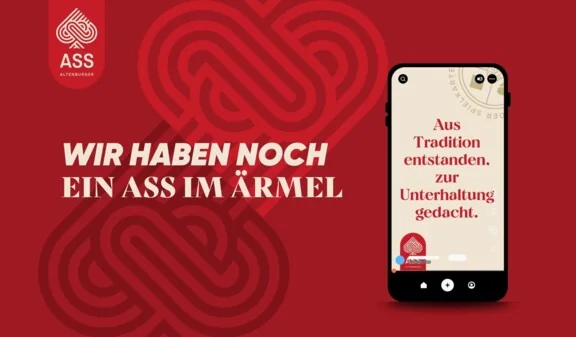 Roter Banner mit Smartphone und der Aufschrift „Wir haben noch ein ASS im Ärmel“
