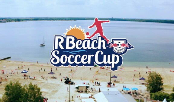 Logo des RBeach Soccer Cups über einem Strand am See