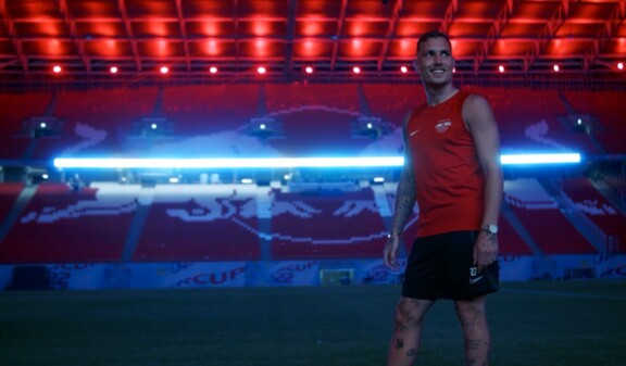 Spieler im Stadion mit Neonröhren im roten Licht