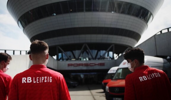 Zwei Nachwuchsspieler von RB Leipzig vor dem Porsche-Werk Leipzig